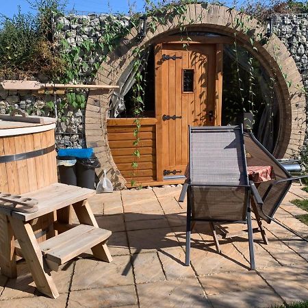 Romantic Escape Luxury Hobbit House With Hot Tub! Sheerness Extérieur photo